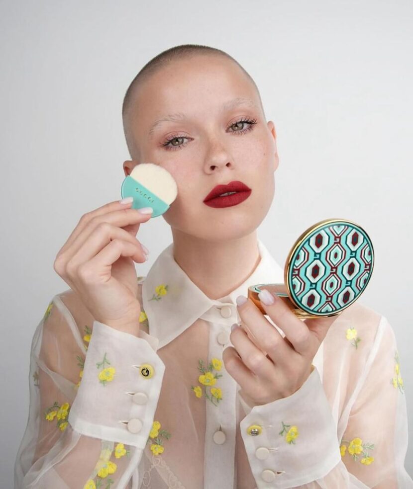 Lera Shutovskaya Brilha com Sofisticação em Seu Visual Festivo Lera Shutovskaya Brilha com Sofisticação em Seu Visual Festivo