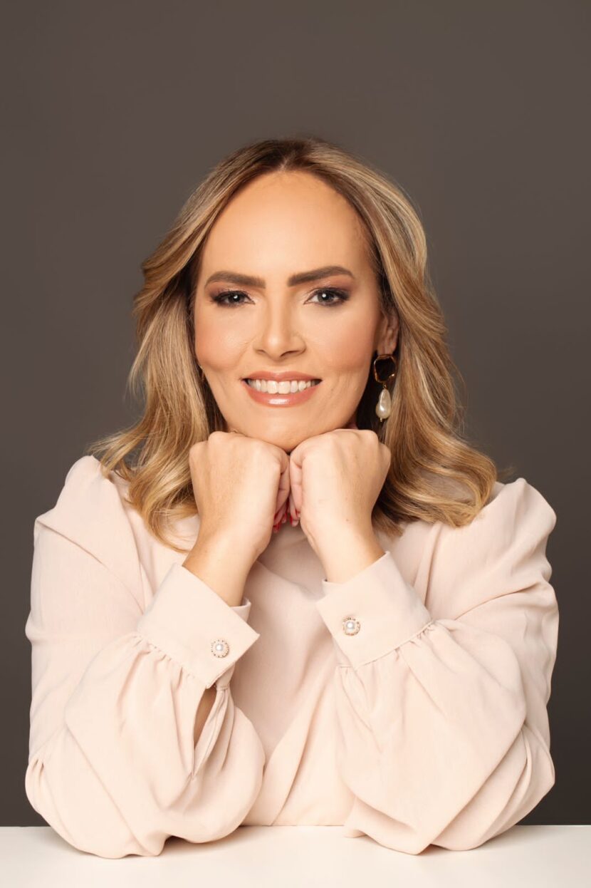 Miriam Gontijo destacando a sua essência da beleza e resiliência Miriam Gontijo destacando a sua essência da beleza e resiliência