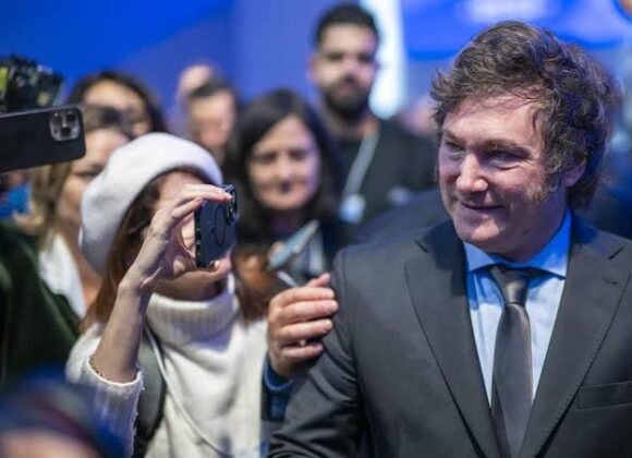 Presidente da Argentina faz discurso em Davos e ataca socialismo, feminismo e justiça social