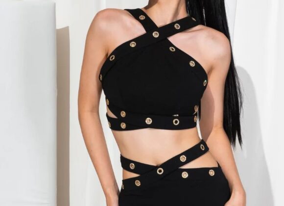 Saia Curta com Ilhós combina elegância e modernidade Saia Curta com Ilhós combina elegância e modernidade