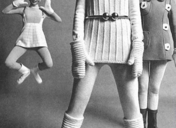 Os 'Chinelos Espaciais' de Courrèges: Da revolução dos anos 60 ao retorno triunfante das passarelas modernas