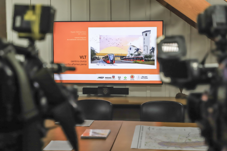 veiculo-leve-sobre-trilho-png-800×533-