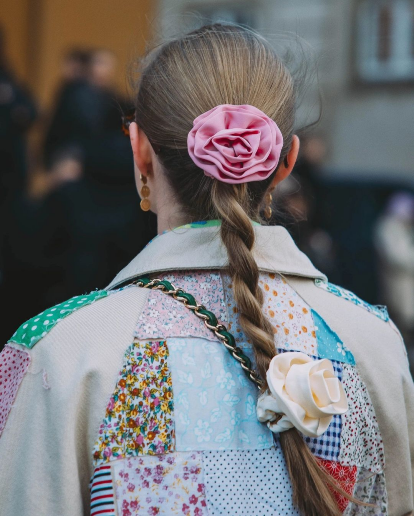 A nova tendência das flores: os acessórios de cabelos mais usados na Copenhagem Fashion Week tinham esse mesmo elemento em comum A nova tendência das flores: os acessórios de cabelos mais usados na Copenhagem Fashion Week tinham esse mesmo elemento em comum