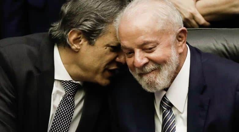 Dívida pública volta a subir após o primeiro ano de Governo Lula Dívida pública volta a subir após o primeiro ano de Governo Lula