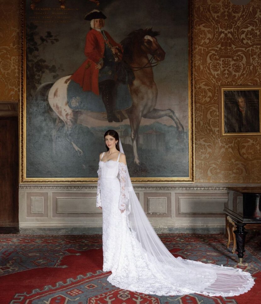 Casamento encantador no Castelo Ruspoli, em Viterbo, traz vestido da noiva com assinatura de estilista famoso