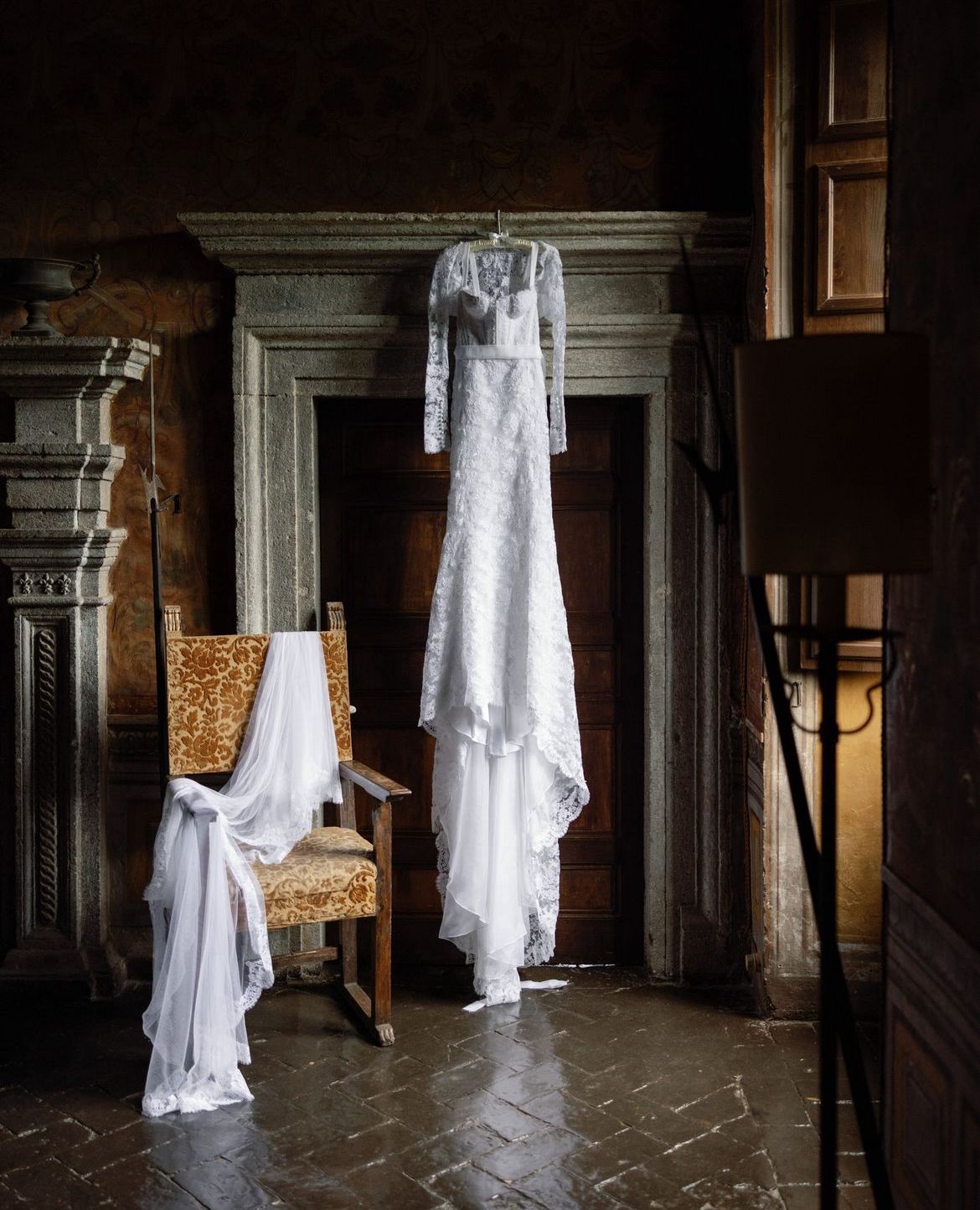 Casamento encantador no Castelo Ruspoli, em Viterbo, traz vestido da noiva com assinatura de estilista famoso