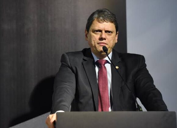 Governador Tarcísio de Freitas diz que estão criando muita coisa sobre Bolsonaro
