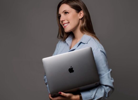 MULHERES DE SUCESSO: Letícia Nunes e uma conexão com os livros que vai além do profissionalismo : Letícia Nunes e uma conexão com os livros que vai além do profissionalismo