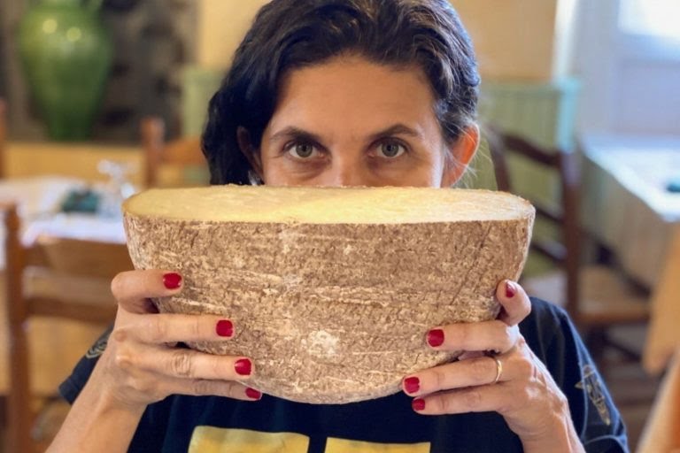 Jornalista Débora Pereira é a criadora do festival de queijos mais conhecido do Brasil Jornalista Débora Pereira é a criadora do festival de queijos mais conhecido do Brasil