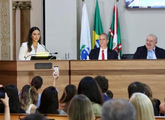 Luciana Saito Massa recebe título de cidadã honorária pelo trabalho prestado em ações que incluem desde empreendedorismo feminino até o combate à dengue Luciana Saito Massa recebe título de cidadã honorária pelo trabalho prestado em ações que incluem desde empreendedorismo feminino até o combate à dengue