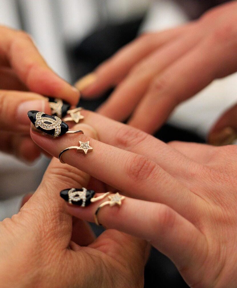 Desfile da nova coleção da Chanel chama atenção por visuais modernistas Foto: Divulgação/Chanel
