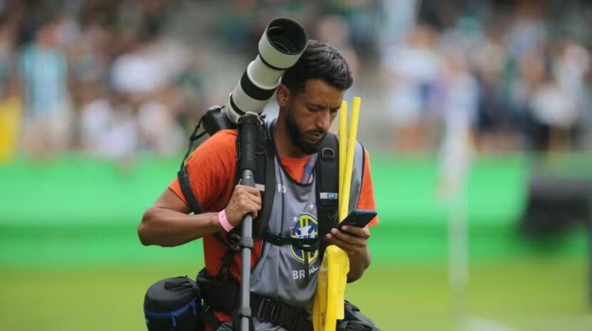 Torcedor é acusado de racismo contra fotógrafo durante partida pela Série B Torcedor é acusado de racismo contra fotógrafo durante partida pela Série B