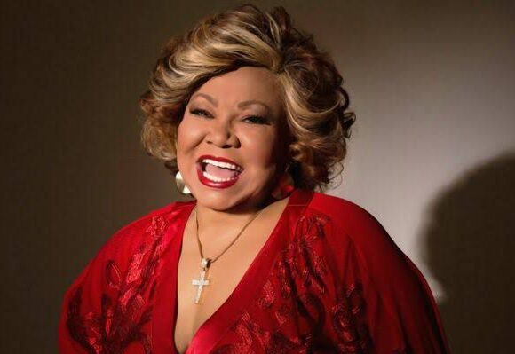 Cantora Alcione anuncia show em Curitiba