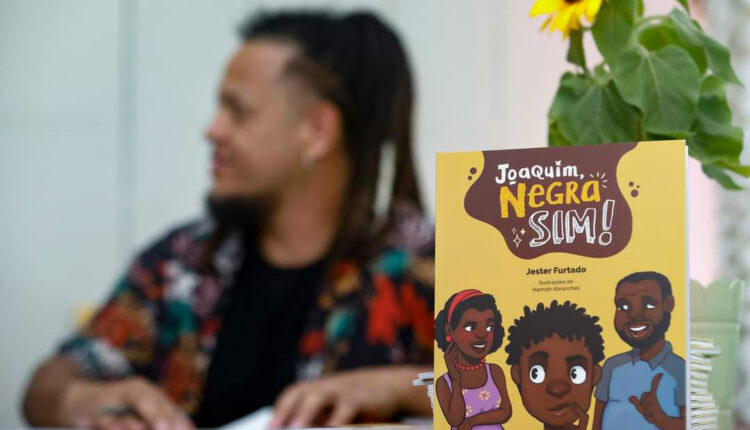 Professor da rede estadual lança livro infantojuvenil que debate relações afrocentradas na próxima quinta 29, na BBP Professor da rede estadual lança livro infantojuvenil que debate relações afrocentradas na próxima quinta 29, na BBP