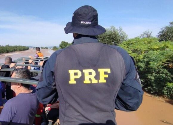 354 polícias rodoviários estão auxiliando no resgate e transporte de mantimentos no Rio Grande do Sul