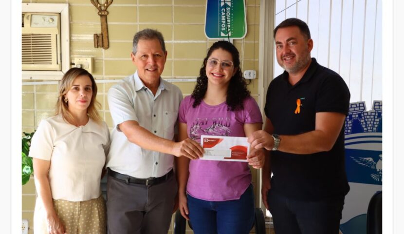 Prefeitura de Siqueira Campos distribui Cartão Vale-Alimentação a servidores municipais