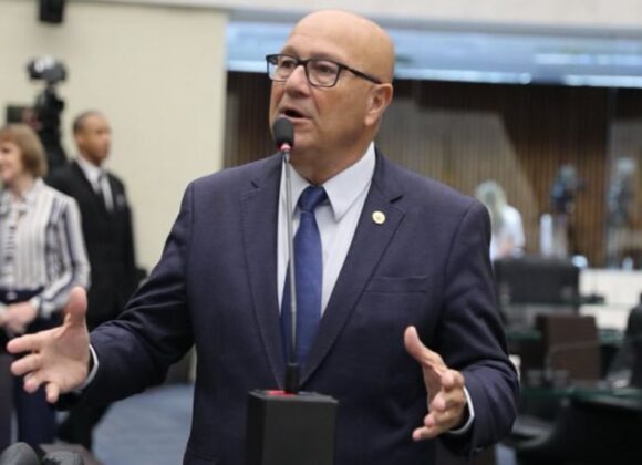 Deputado Estadual Romanelli marca presença na posse do novo Defensor Público-Geral do Paraná