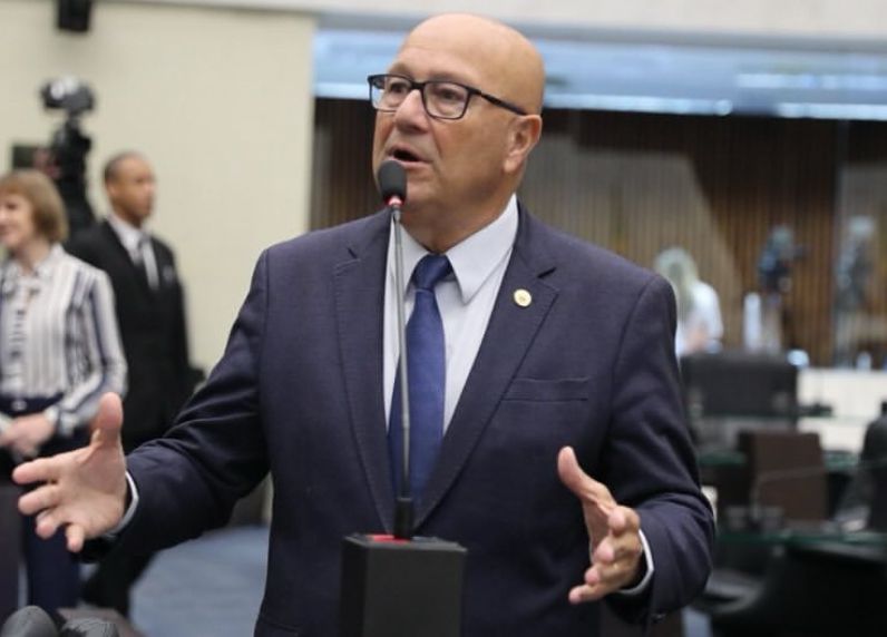 Deputado Estadual Romanelli marca presença na posse do novo Defensor Público-Geral do Paraná