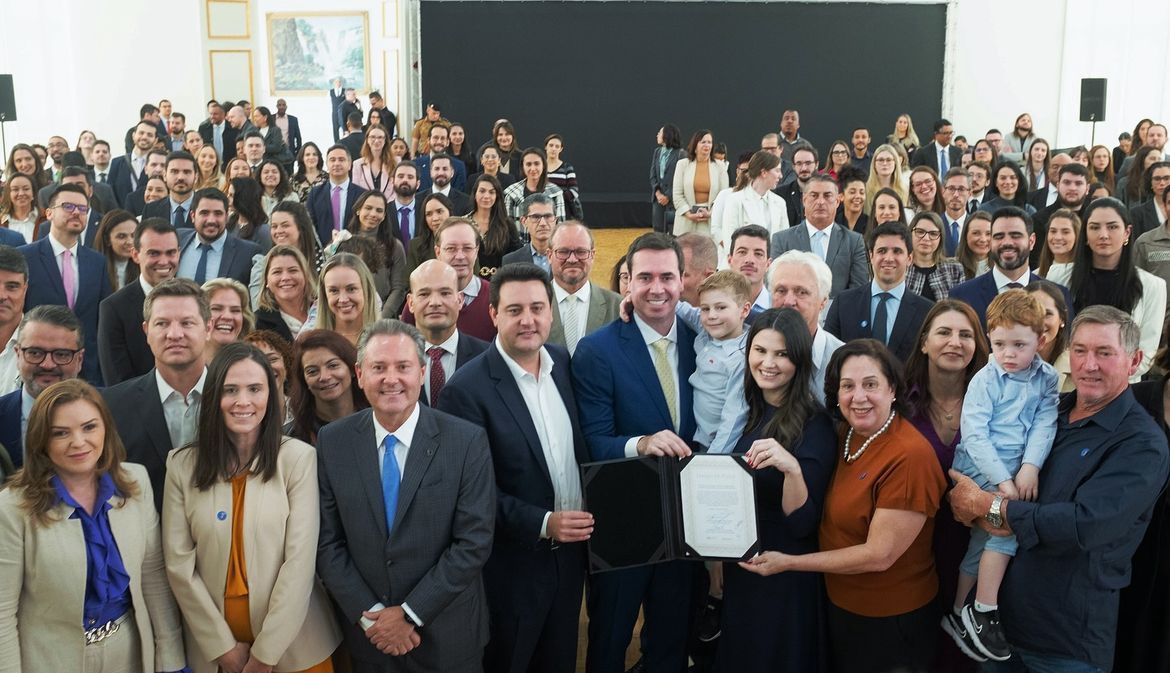 Deputado Estadual Romanelli marca presença na posse do novo Defensor Público-Geral do Paraná