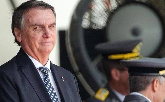 A sessão conjunta do Congresso Nacional, realizada nesta terça-feira (28), manteve o veto ao trecho da Lei de Segurança Nacional (Lei 14.197/21) que criminalizava as fake news. Na Câmara dos Deputados, foram 317 votos pela manutenção, 139 contrários e 4 abstenções. Com a decisão na Câmara, os senadores não precisaram votar. A ampla maioria que autorizou a disseminação de notícias falsas foi formada por parlamentares do PL, Republicanos, PP, União Brasil, PSD, MDB e Podemos. Na tribuna, a deputada bolsonarista Bia Kicis defendeu a manutenção do veto, argumentando que o derrubar criminalizaria opiniões. "Isso vai acabar com a paz daquelas pessoas que querem simplesmente falar, mostrar a verdade ou dar a sua opinião nas redes sociais", afirmou Kicis. O discurso encontrou eco entre os parlamentares que apoiam a liberdade irrestrita de expressão nas redes sociais, sem punição para a disseminação de desinformação.