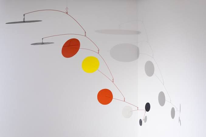 Exposição Calder + Miró traz mais de 150 obras e ocupa dois andares do Instituto Tomie Ohtake