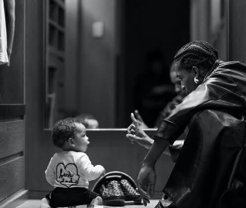 Bottega Veneta apresenta "Portraits Of Fatherhood", uma série de Fotografias por Carrie Mae Weems estrelando A$Ap Rocky Bottega Veneta apresenta "Portraits Of Fatherhood", uma série de Fotografias por Carrie Mae Weems estrelando A$Ap Rocky