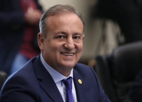 Deputado Moacyr Fadel receberá Título de Cidadão de Ponta Grossa Homenagem será prestada em sessão solene na próxima quinta-feira no Cine-Teatro Ópera