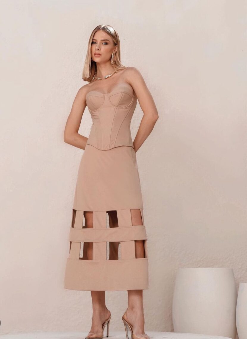 Corset Mafê é uma peça de destaque que combina estilo e elegância Corset Mafê é uma peça de destaque que combina estilo e elegância