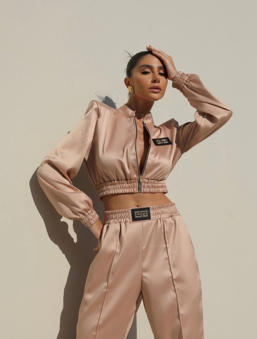 Conjunto em Cetim Jaqueta e Calça Bomber Corset Mafê é uma peça de destaque que combina estilo e elegância