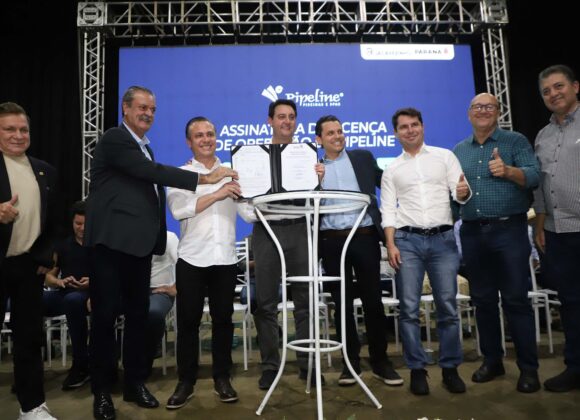 Investimento de R$ 1 bilhão em Jacarezinho traz novas empresas que podem gerar empregos e contribuir para o desenvolvimento da cidade - Governo do Estado do Paraná realiza melhorias na infraestrutura na cidade de Jacarezinho e proporciona desenvolvimento para os cidadãos O Governo do Estado do Paraná, no ano de 2021 a 2024, realizou melhorias na infraestrutura urbana e incentivou a prefeitura de Jacarezinho – um dos polos do Norte Pioneiro do Paraná - a fazer investimentos privados que somavam R$ 1 bilhão aplicados em atividades de cunho produtivo – além dos recursos destinados pelo Governo para o município na ordem de R$ 115 milhões -, a aplicação fora anunciado nesta quarta-feira (19) em um evento com o governador Carlos Massa Ratinho Junior no Cine Teatro Iguaçu. Além do investimento que gerou empregos e propiciou a entrada de novas empresas no município, a cidade de Jacarezinho recebeu em sua localidade uma das maiores fabricantes de piscinas de fibra do Brasil, a Grupo Pipeline – licenciada pela operação da Secretaria do Estado do Desenvolvimento Sustentável – cujo custeamento de seu investimento e de outra empresa, Pipe Chemical, fabricante de eletrônicos e outros equipamentos para as franquias, foi de R$S 14 milhões. A expectativa com a chegada das duas fábricas é que, na média, sejam geradas 80 oportunidades de empregos diretos para a cidade, número que deve aumentar a curto e médio prazo, segundo o proprietário da empresa João Campana de Oliveira. Esta iniciativa de investimento demonstra uma efetividade no desenvolvimento da cidade de Jacarezinho. Para mais informações, acessar o link a seguir: