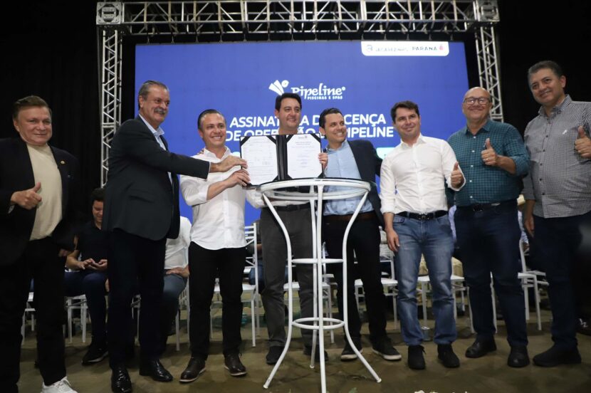 Investimento de R$ 1 bilhão em Jacarezinho traz novas empresas que podem gerar empregos e contribuir para o desenvolvimento da cidade Investimento de R$ 1 bilhão em Jacarezinho traz novas empresas que podem gerar empregos e contribuir para o desenvolvimento da cidade - Governo do Estado do Paraná realiza melhorias na infraestrutura na cidade de Jacarezinho e proporciona desenvolvimento para os cidadãos O Governo do Estado do Paraná, no ano de 2021 a 2024, realizou melhorias na infraestrutura urbana e incentivou a prefeitura de Jacarezinho – um dos polos do Norte Pioneiro do Paraná - a fazer investimentos privados que somavam R$ 1 bilhão aplicados em atividades de cunho produtivo – além dos recursos destinados pelo Governo para o município na ordem de R$ 115 milhões -, a aplicação fora anunciado nesta quarta-feira (19) em um evento com o governador Carlos Massa Ratinho Junior no Cine Teatro Iguaçu. Além do investimento que gerou empregos e propiciou a entrada de novas empresas no município, a cidade de Jacarezinho recebeu em sua localidade uma das maiores fabricantes de piscinas de fibra do Brasil, a Grupo Pipeline – licenciada pela operação da Secretaria do Estado do Desenvolvimento Sustentável – cujo custeamento de seu investimento e de outra empresa, Pipe Chemical, fabricante de eletrônicos e outros equipamentos para as franquias, foi de R$S 14 milhões. A expectativa com a chegada das duas fábricas é que, na média, sejam geradas 80 oportunidades de empregos diretos para a cidade, número que deve aumentar a curto e médio prazo, segundo o proprietário da empresa João Campana de Oliveira. Esta iniciativa de investimento demonstra uma efetividade no desenvolvimento da cidade de Jacarezinho. Para mais informações, acessar o link a seguir: