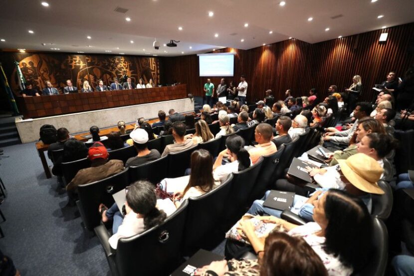 Assembleia Legislativa do Paraná discute projeto de Lei 900/2023 sobre saúde mental Assembleia Legislativa do Paraná discute projeto de Lei 900/2023 sobre saúde mental