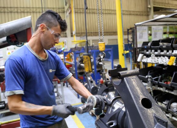 Paraná lidera ranking de empregabilidade na região Sul e é terceiro no país, ficando atrás apenas de São Paulo e Minas Gerais Paraná lidera ranking de empregabilidade na região Sul e é terceiro no país, ficando atrás apenas de São Paulo e Minas Gerais