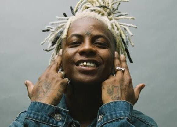 Yunk Vino faz show em Paris durante a Semana de Moda francesa