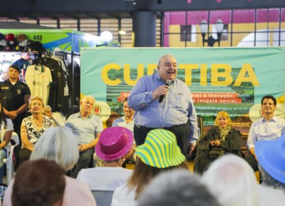 Curitiba inaugura Sacolão da Família na Praça Rui Barbosa Curitiba inaugura Sacolão da Família na Praça Rui Barbosa