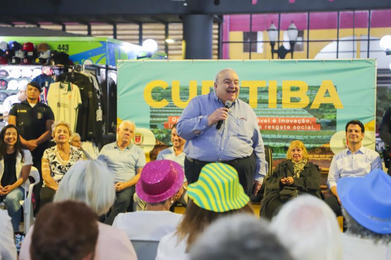 Curitiba inaugura Sacolão da Família na Praça Rui Barbosa Curitiba inaugura Sacolão da Família na Praça Rui Barbosa