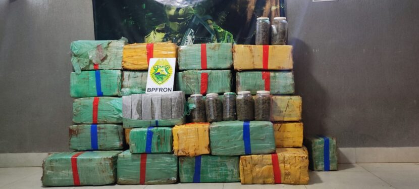 Operação Protetor: PMPR Apreende Veículo Roubado e 883 kg de Maconha em Cruzeiro do Oeste Operação Protetor: PMPR Apreende Veículo Roubado e 883 kg de Maconha em Cruzeiro do Oeste