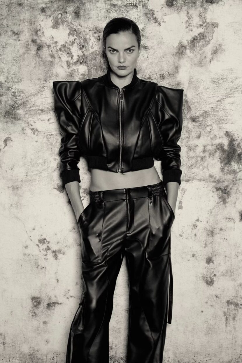 Calça Cargo em Couro Ecológico com Elasticidade