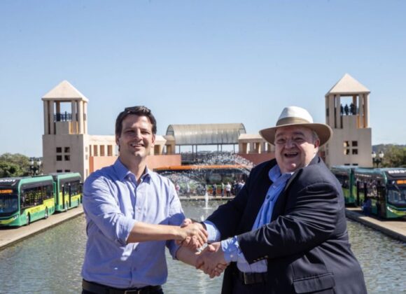 Greca entrega os primeiros ônibus elétricos do transporte coletivo de Curitiba