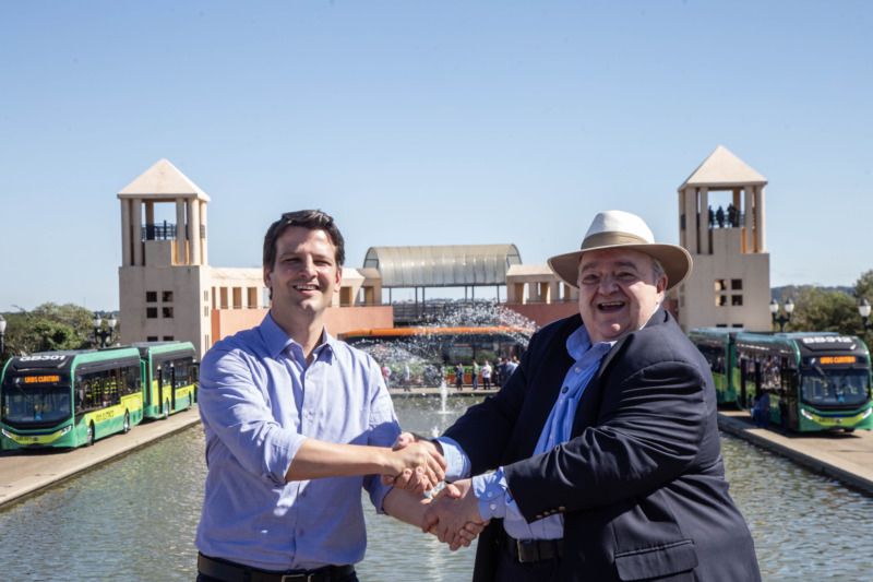 Greca entrega os primeiros ônibus elétricos do transporte coletivo de Curitiba