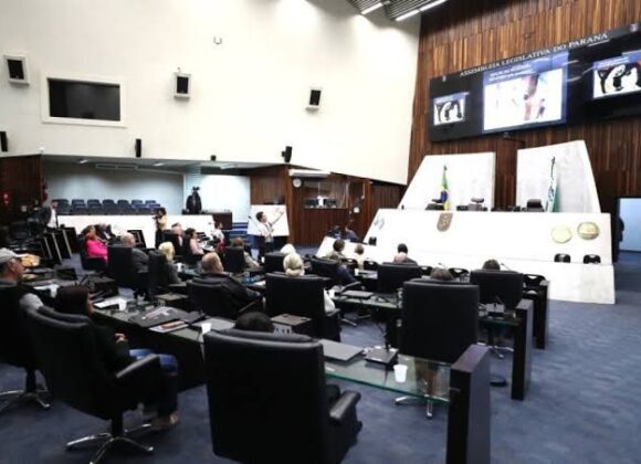 Idosos aprendem como proteger dados pessoais e navegar com segurança na internet Idosos aprendem como proteger dados pessoais e navegar com segurança na internet