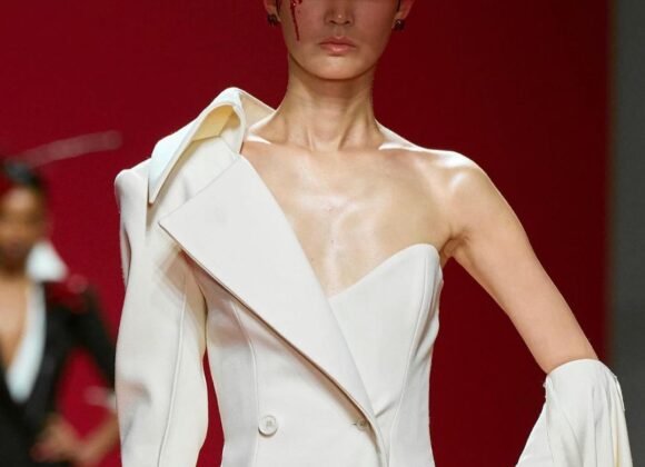 Robert Wun apresenta nova coleção no desfile de Alta Costura Primavera-Verão 2024