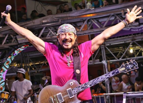 Falta um mês: Saiba tudo sobre as estreias de blocos e atrações do Fortal 2024 A contagem regressiva para o Fortal 2024 já começou. Faltando menos de um mês para os quatro dias de festa, a edição deste ano promete boas surpresas e uma série de novidades. Entre os dias 18 a 21 de julho, a programação reunirá grandes nomes da música para comandar uma maratona de shows e passar pelo maior circuito indoor de carnaval fora de época do país. Com mais de 30 anos de história na capital cearense, o evento resgata a nostalgia com o lema “Fortal da sua vida”, para celebrar com o público e elevar a experiência eletrizante da festa. Confira abaixo todas as informações do “Fortal 2024”: Estreia de blocos e atrações No corredor da folia, 12 blocos se revezarão sob o comando de grandes nomes da música, incluindo os maiores “puxadores” de trio elétrico do país. Na quinta-feira (18), o Fortal já começa com novidades com o “Bloco O Vale”, que arrasta multidões nas principais micaretas do país e fará sua estreia em Fortaleza sob o comando da cantora Alinne Rosa; e também traz a energia do Parangolé sob o comando do Bloco Bagunça; além das tradicionais três voltas do Vumbora que sempre faz bonito no corredor com o pique de família de Bell Marques, Rafa e Pipo. Quem vai agitar a sexta-feira (19), de Fortal é Claudia Leitte com o Bloco Largadinho, que neste ano vem em dose dupla na programação; além do Bloco Hype com Felipe Amorim e uma grande surpresa: Pedro Sampaio no comando de uma das voltas; e o astro Bell Marques agitando o consagrado Bloco Siriguella. O sábado (20), também contará com mais uma dose de Claudia Leitte à frente do “Bloco Largadinho”, que chega com uma mega estrutura e novidades. Léo Santana não vai deixar ninguém parado com seu Bloco Vem Com o Gigante; e Bell Marques conduz mais uma noite de Siriguella. Encerrando a festa com a energia em modo turbo, Ivete Sangalo traz o lançamento do “Bloco Se Lança" para animar o domingo (21), com um repertório nostálgico e cheio de surpresas. O retorno do “Bloco Eh Loco” também é um dos destaques dessa edição. Felipe Pezzoni comanda a folia com a Banda Eva e os cantores Tomate e Tuca Fernandes. A noite ainda será marcada pelas voltas de Bell Marques no Siriguella. E não para por aí! Os Trio Independentes estão de volta com Vina Calmon na sexta-feira (19), e Ricardo Chaves no sábado (20). Camarote Mucuripe O calor e a energia de um dos espaços de experiências premium mais disputados do Fortal traz um line up de tirar o fôlego para os quatro dias de festa. Com Full Open Bar e estrutura premium, o Camarote Mucuripe convocou os maiores hitmakers do Brasil para uma maratona de shows que passeiam pelo axé, forró, funk, eletrônico e pagode. O ambiente promete uma experiência exclusiva e inesquecível para os foliões que desejam curtir a festa em grande estilo. Na quinta-feira (18), o palco do espaço recebe a estreia de MC Daniel, uma das maiores estrelas do funk nacional, a sinergia única da Banda Eva, os repertórios recheados de hits de Eric Land além do set poderoso do DJ Kvsh. Na sexta-feira (19), é a vez de uma mistura de ritmos exclusiva com Rafa e Pipo, Simone Mendes, que debuta em carreira solo no evento, além dos frenéticos Henry Freitas e Pedro Sampaio e da dupla Pedro Padilha e Pvzin. No sábado (20), o Mucuripe recebe a realeza do axé Durval Lélys, o ícone do forró Wesley Safadão, e o repertório de hits de Taty Girl. Já domingo (21), o público se despede ao som de mais uma noite eclética com Dennis, Xandy Harmonia, Diego Facó e a primeira vez do pagodeiro Belo no evento. Palco Arena O espaço localizado na área de concentração de trios que faz os foliões esquentarem para a festa já tem atrações confirmadas. Seguindo a tradição de trazer grandes nomes do axé, o Palco Arena contará com shows de Timbalada, É o Tchan e Tuca Fernandes. Os repertórios prometem contemplar os principais hits da carreira dos artistas e trazer a nostalgia que não pode faltar nas edições. Vendas As vendas para o Fortal podem ser feitas através do Site Efolia https://www.efolia.com.br/ ou na Central do Fortal do RioMar Fortaleza (R. Des. Lauro Nogueira - Papicu, Piso L1). As informações sobre camarotes corporativos podem ser obtidas pelo e-mail camarotes@fortal.com.br.