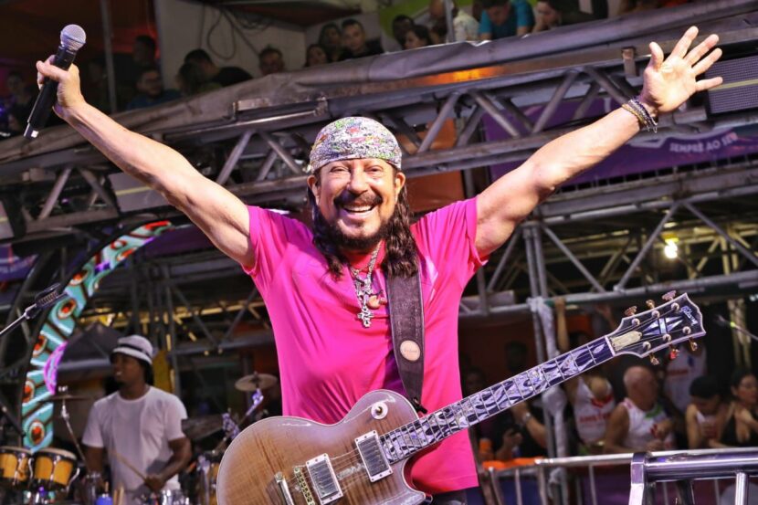 Falta poucos dias: Saiba tudo sobre as estreias de blocos e atrações do Fortal 2024 Falta um mês: Saiba tudo sobre as estreias de blocos e atrações do Fortal 2024 A contagem regressiva para o Fortal 2024 já começou. Faltando menos de um mês para os quatro dias de festa, a edição deste ano promete boas surpresas e uma série de novidades. Entre os dias 18 a 21 de julho, a programação reunirá grandes nomes da música para comandar uma maratona de shows e passar pelo maior circuito indoor de carnaval fora de época do país. Com mais de 30 anos de história na capital cearense, o evento resgata a nostalgia com o lema “Fortal da sua vida”, para celebrar com o público e elevar a experiência eletrizante da festa. Confira abaixo todas as informações do “Fortal 2024”: Estreia de blocos e atrações No corredor da folia, 12 blocos se revezarão sob o comando de grandes nomes da música, incluindo os maiores “puxadores” de trio elétrico do país. Na quinta-feira (18), o Fortal já começa com novidades com o “Bloco O Vale”, que arrasta multidões nas principais micaretas do país e fará sua estreia em Fortaleza sob o comando da cantora Alinne Rosa; e também traz a energia do Parangolé sob o comando do Bloco Bagunça; além das tradicionais três voltas do Vumbora que sempre faz bonito no corredor com o pique de família de Bell Marques, Rafa e Pipo. Quem vai agitar a sexta-feira (19), de Fortal é Claudia Leitte com o Bloco Largadinho, que neste ano vem em dose dupla na programação; além do Bloco Hype com Felipe Amorim e uma grande surpresa: Pedro Sampaio no comando de uma das voltas; e o astro Bell Marques agitando o consagrado Bloco Siriguella. O sábado (20), também contará com mais uma dose de Claudia Leitte à frente do “Bloco Largadinho”, que chega com uma mega estrutura e novidades. Léo Santana não vai deixar ninguém parado com seu Bloco Vem Com o Gigante; e Bell Marques conduz mais uma noite de Siriguella. Encerrando a festa com a energia em modo turbo, Ivete Sangalo traz o lançamento do “Bloco Se Lança" para animar o domingo (21), com um repertório nostálgico e cheio de surpresas. O retorno do “Bloco Eh Loco” também é um dos destaques dessa edição. Felipe Pezzoni comanda a folia com a Banda Eva e os cantores Tomate e Tuca Fernandes. A noite ainda será marcada pelas voltas de Bell Marques no Siriguella. E não para por aí! Os Trio Independentes estão de volta com Vina Calmon na sexta-feira (19), e Ricardo Chaves no sábado (20). Camarote Mucuripe O calor e a energia de um dos espaços de experiências premium mais disputados do Fortal traz um line up de tirar o fôlego para os quatro dias de festa. Com Full Open Bar e estrutura premium, o Camarote Mucuripe convocou os maiores hitmakers do Brasil para uma maratona de shows que passeiam pelo axé, forró, funk, eletrônico e pagode. O ambiente promete uma experiência exclusiva e inesquecível para os foliões que desejam curtir a festa em grande estilo. Na quinta-feira (18), o palco do espaço recebe a estreia de MC Daniel, uma das maiores estrelas do funk nacional, a sinergia única da Banda Eva, os repertórios recheados de hits de Eric Land além do set poderoso do DJ Kvsh. Na sexta-feira (19), é a vez de uma mistura de ritmos exclusiva com Rafa e Pipo, Simone Mendes, que debuta em carreira solo no evento, além dos frenéticos Henry Freitas e Pedro Sampaio e da dupla Pedro Padilha e Pvzin. No sábado (20), o Mucuripe recebe a realeza do axé Durval Lélys, o ícone do forró Wesley Safadão, e o repertório de hits de Taty Girl. Já domingo (21), o público se despede ao som de mais uma noite eclética com Dennis, Xandy Harmonia, Diego Facó e a primeira vez do pagodeiro Belo no evento. Palco Arena O espaço localizado na área de concentração de trios que faz os foliões esquentarem para a festa já tem atrações confirmadas. Seguindo a tradição de trazer grandes nomes do axé, o Palco Arena contará com shows de Timbalada, É o Tchan e Tuca Fernandes. Os repertórios prometem contemplar os principais hits da carreira dos artistas e trazer a nostalgia que não pode faltar nas edições. Vendas As vendas para o Fortal podem ser feitas através do Site Efolia https://www.efolia.com.br/ ou na Central do Fortal do RioMar Fortaleza (R. Des. Lauro Nogueira - Papicu, Piso L1). As informações sobre camarotes corporativos podem ser obtidas pelo e-mail camarotes@fortal.com.br.