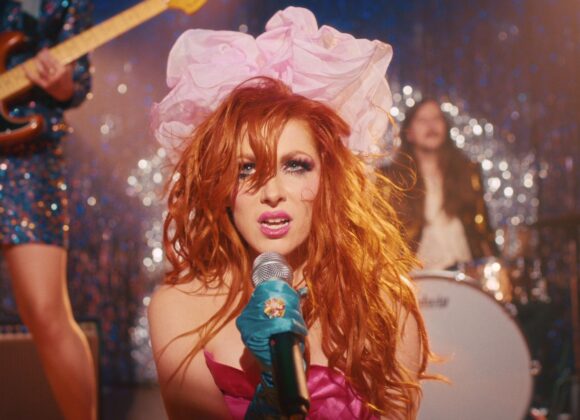 Bonnie McKee é a pior amiga da noiva em "Forever 21" Bonnie McKee é a pior amiga da noiva em "Forever 21"