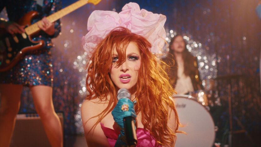 Bonnie McKee é a pior amiga da noiva em "Forever 21" Bonnie McKee é a pior amiga da noiva em "Forever 21"