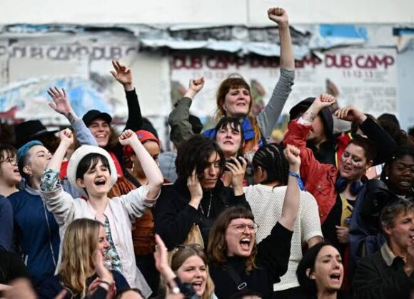 Frente de esquerda lidera parlamento francês em meio a ascensão da ultradireita