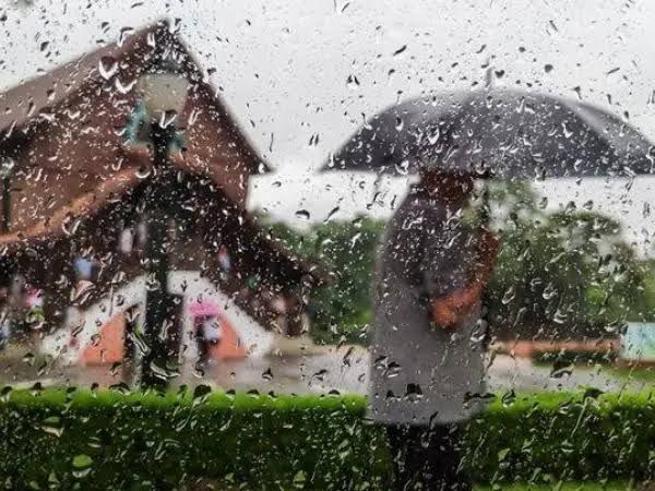 Alertas de chuvas intensas preocupam o Paraná O Instituto Nacional de Meteorologia (Inmet) lançou alertas para chuvas intensas no Paraná, com ênfase em duas categorias de alerta. O alerta laranja abrange áreas como Norte Pioneiro Paranaense, Metropolitana de Curitiba e Noroeste Paranaense, onde são esperadas chuvas entre 30 e 60 mm/h ou 50 a 100 mm por dia, acompanhadas de ventos que podem atingir de 60 a 100 km/h. Há preocupações adicionais com possíveis cortes de energia, queda de galhos e alagamentos, com o aviso vigente até as 10h de quarta-feira (10). Já o alerta amarelo inclui uma gama mais ampla de regiões, como a Metropolitana de Curitiba, Centro-Sul Paranaense e Sudoeste Paranaense, entre outras. Nestas áreas, prevê-se chuva entre 20 e 30 mm/h ou até 50 mm por dia, com ventos que podem alcançar 40 a 60 km/h. O aviso para o alerta amarelo permanece válido até as 23h59 desta terça-feira (9), com baixo risco de impactos como cortes de energia elétrica e alagamentos, mas ainda assim recomenda-se cautela à população. Além das medidas preventivas recomendadas pelo Inmet, como evitar áreas sujeitas a alagamentos, não se abrigar debaixo de árvores e desligar aparelhos elétricos durante tempestades, autoridades locais estão em alerta para possíveis ocorrências. A Defesa Civil do Paraná está monitorando de perto as condições meteorológicas e pronta para intervir caso necessário, orientando os moradores das áreas afetadas a permanecerem atentos aos comunicados oficiais e adotarem medidas de segurança adequadas.