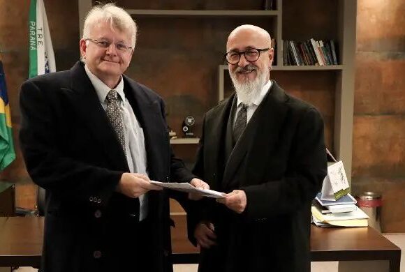 Tribunal de Contas Entrega Lista de Contas Irregulares ao TRE-PR Tribunal de Contas Entrega Lista de Contas Irregulares ao TRE-PR