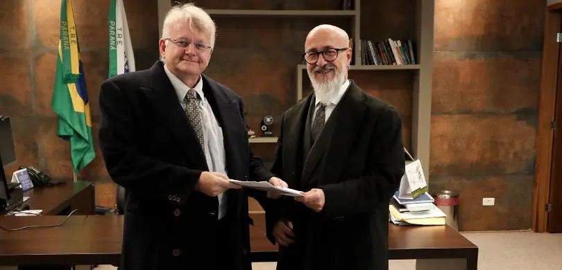 Tribunal de Contas Entrega Lista de Contas Irregulares ao TRE-PR Tribunal de Contas Entrega Lista de Contas Irregulares ao TRE-PR